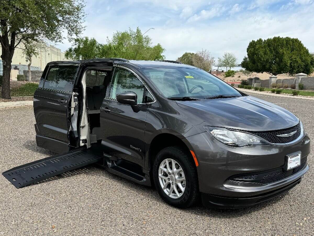 2021 Chrysler Voyager's photo
