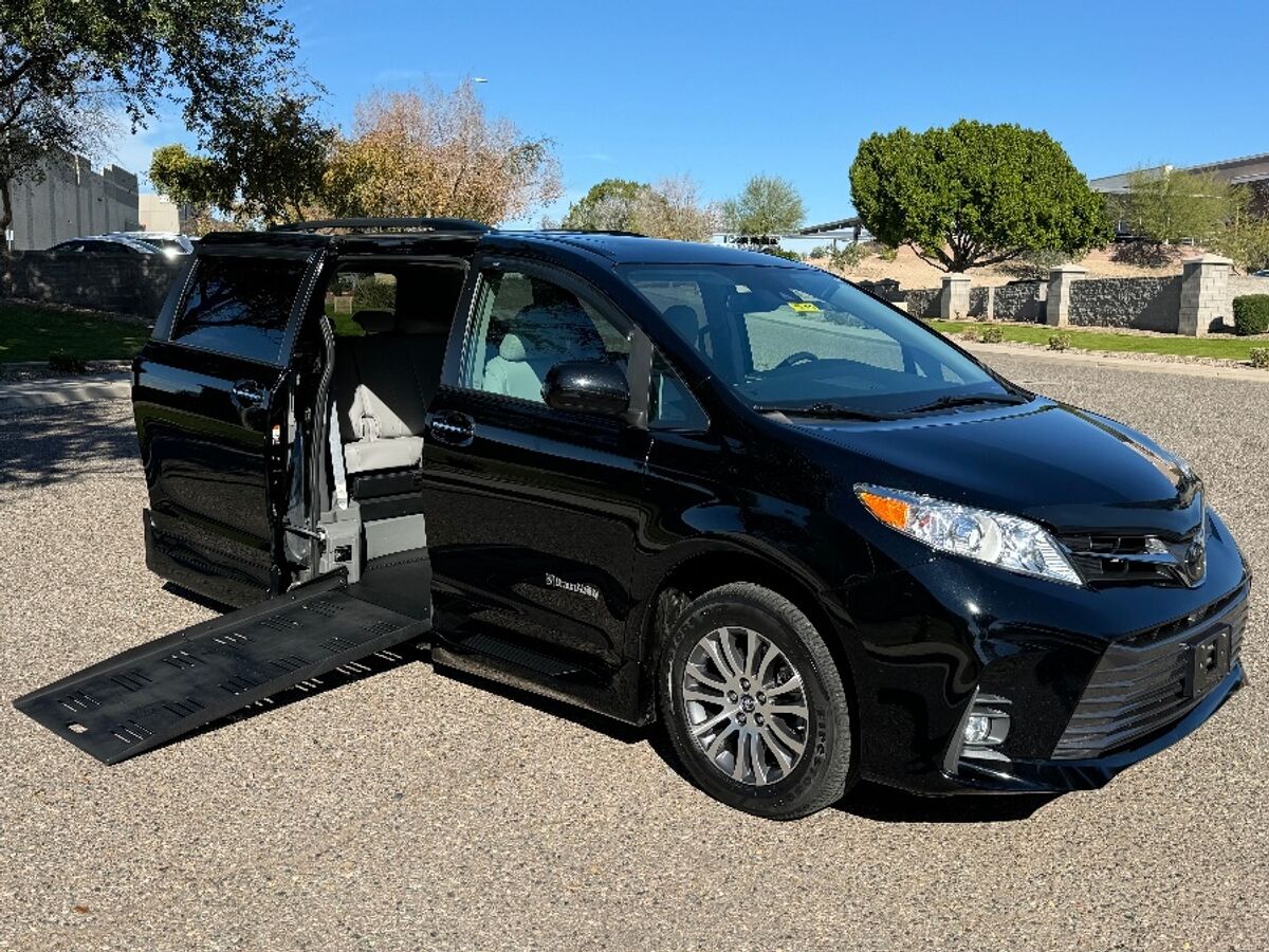 2020 Toyota Sienna XLE's photo