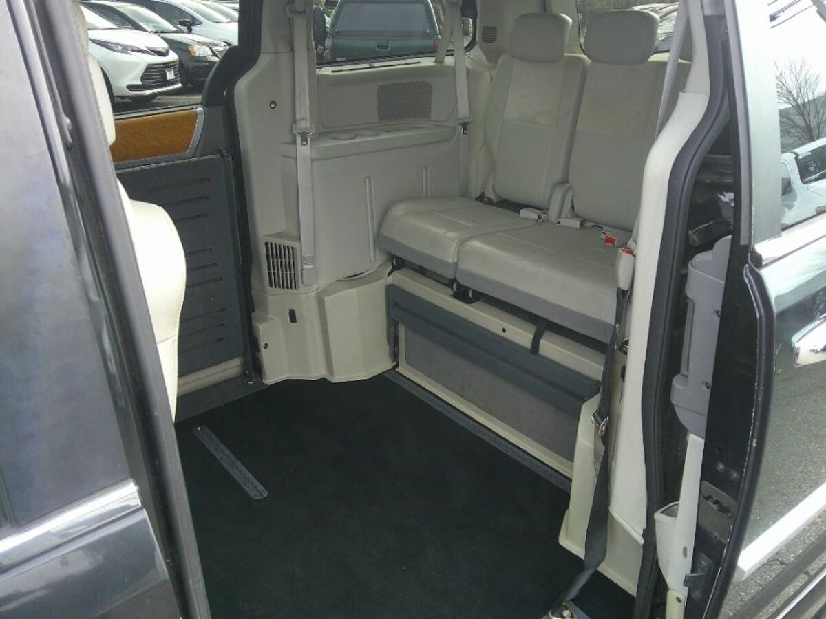2010 Chrysler Town & Country Limited's photo