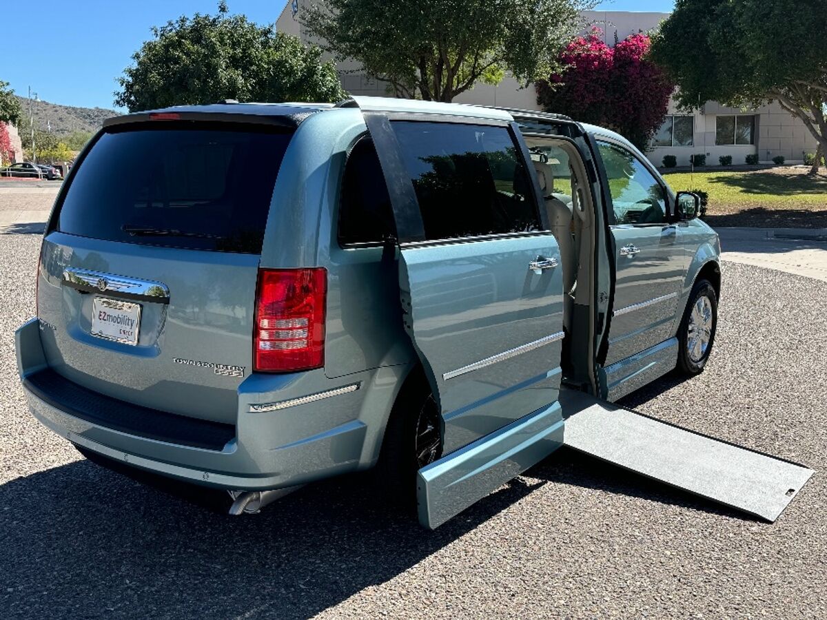 2010 Chrysler Town & Country Limited's photo