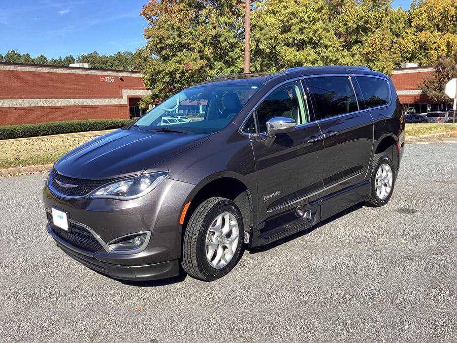 2020 Chrysler Pacifica Limited's photo