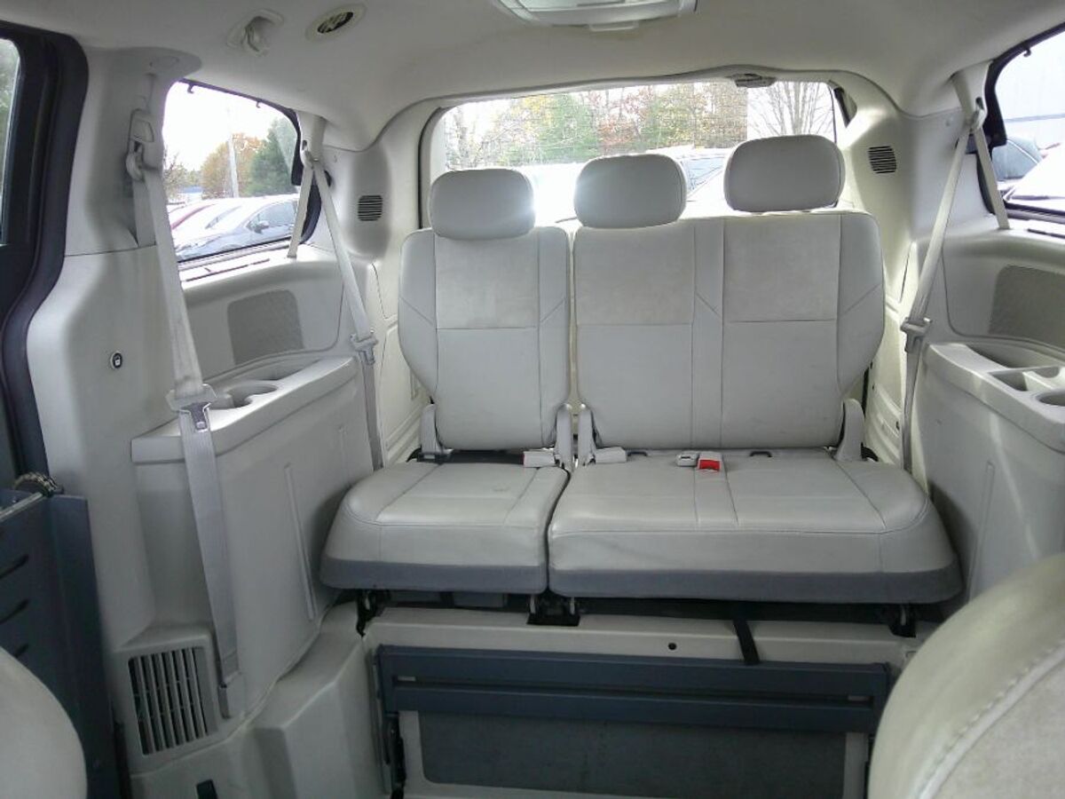 2010 Chrysler Town & Country Limited's photo