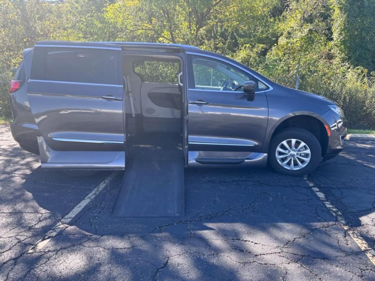 2019 Chrysler Pacifica Touring L's photo
