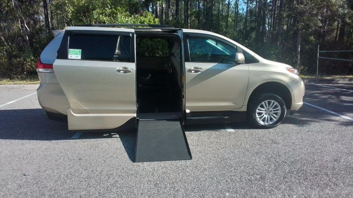 2014 Toyota Sienna XLE's photo
