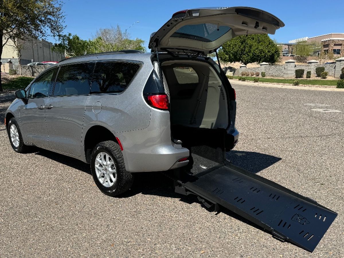 2021 Chrysler Voyager's photo