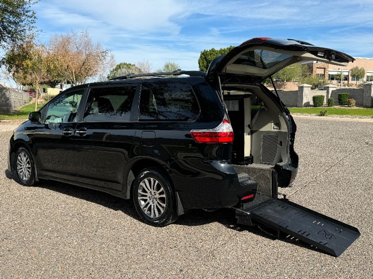2018 Toyota Sienna XLE Premium's photo